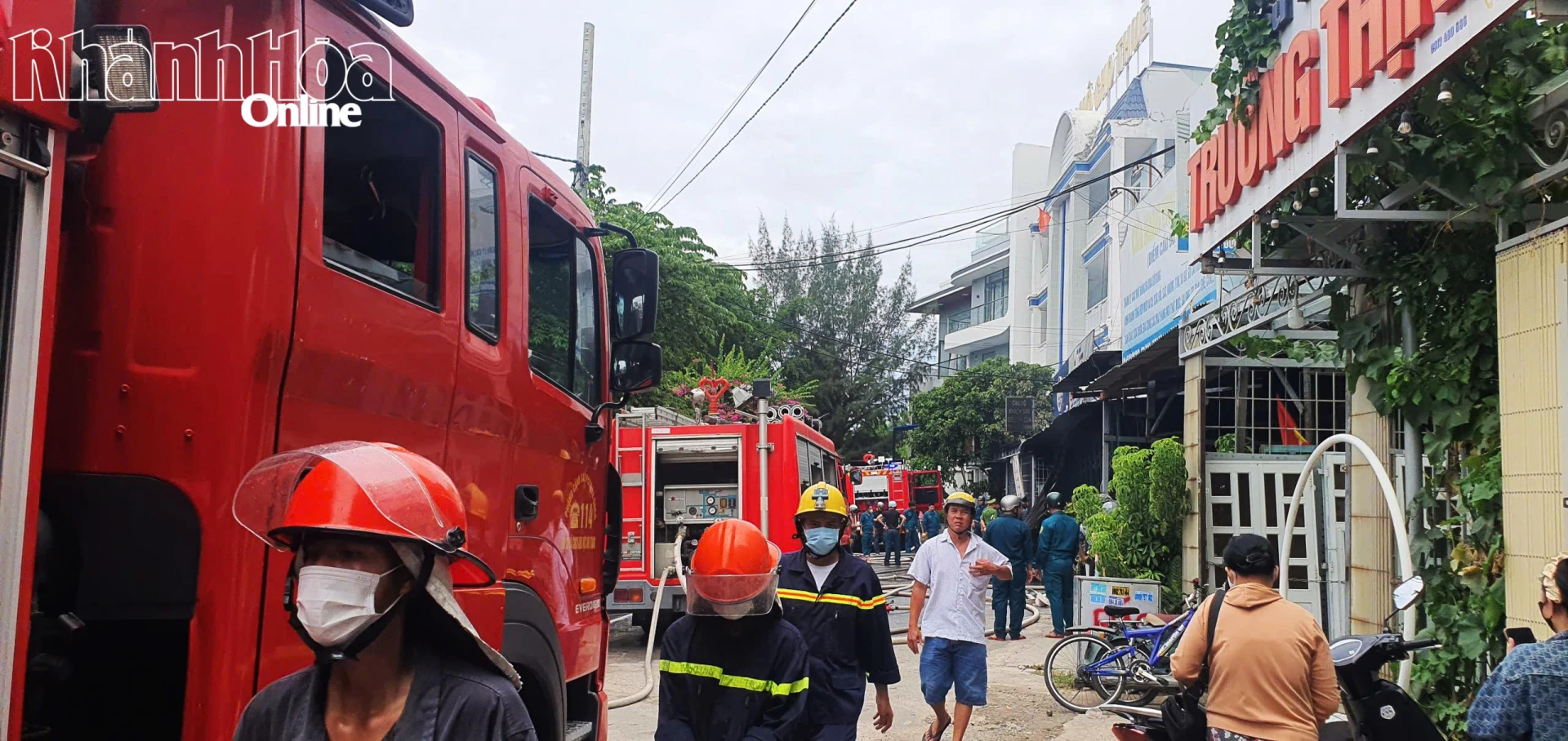 Lực lượng chức năng đã điều động 4 xe chữa cháy cùng hàng chục cán bộ, chiến sĩ tới hiện trường.