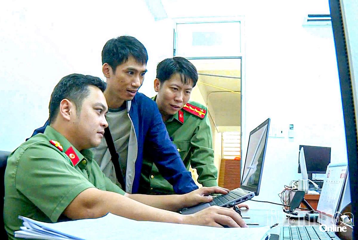 Cán bộ, chiến sĩ Phòng An ninh mạng và phòng, chống tội phạm sử dụng công nghệ cao lần theo dấu vết tội phạm trên không gian mạng.