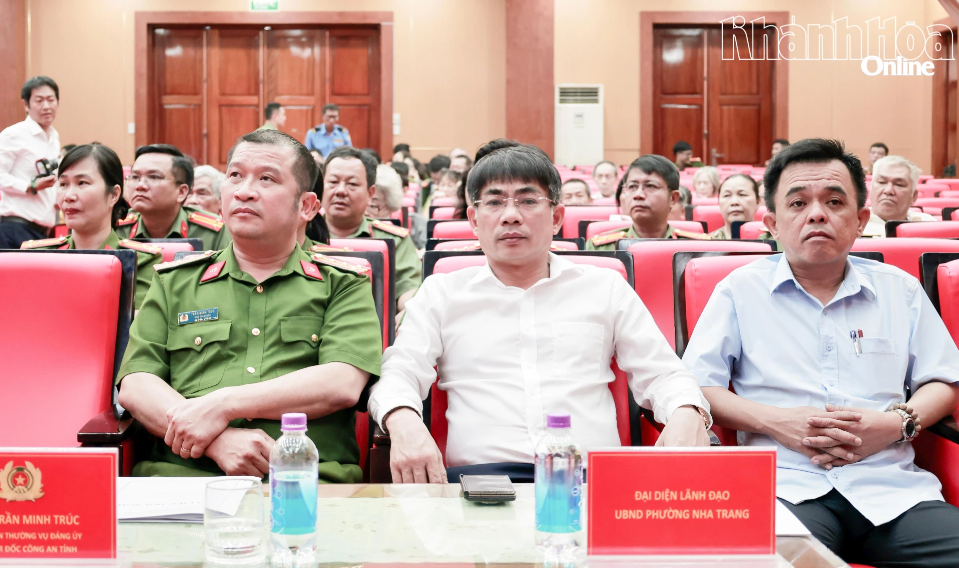 Lãnh đạo Công an tỉnh, lãnh đạo phường Nha Trang tham dự buổi lễ.