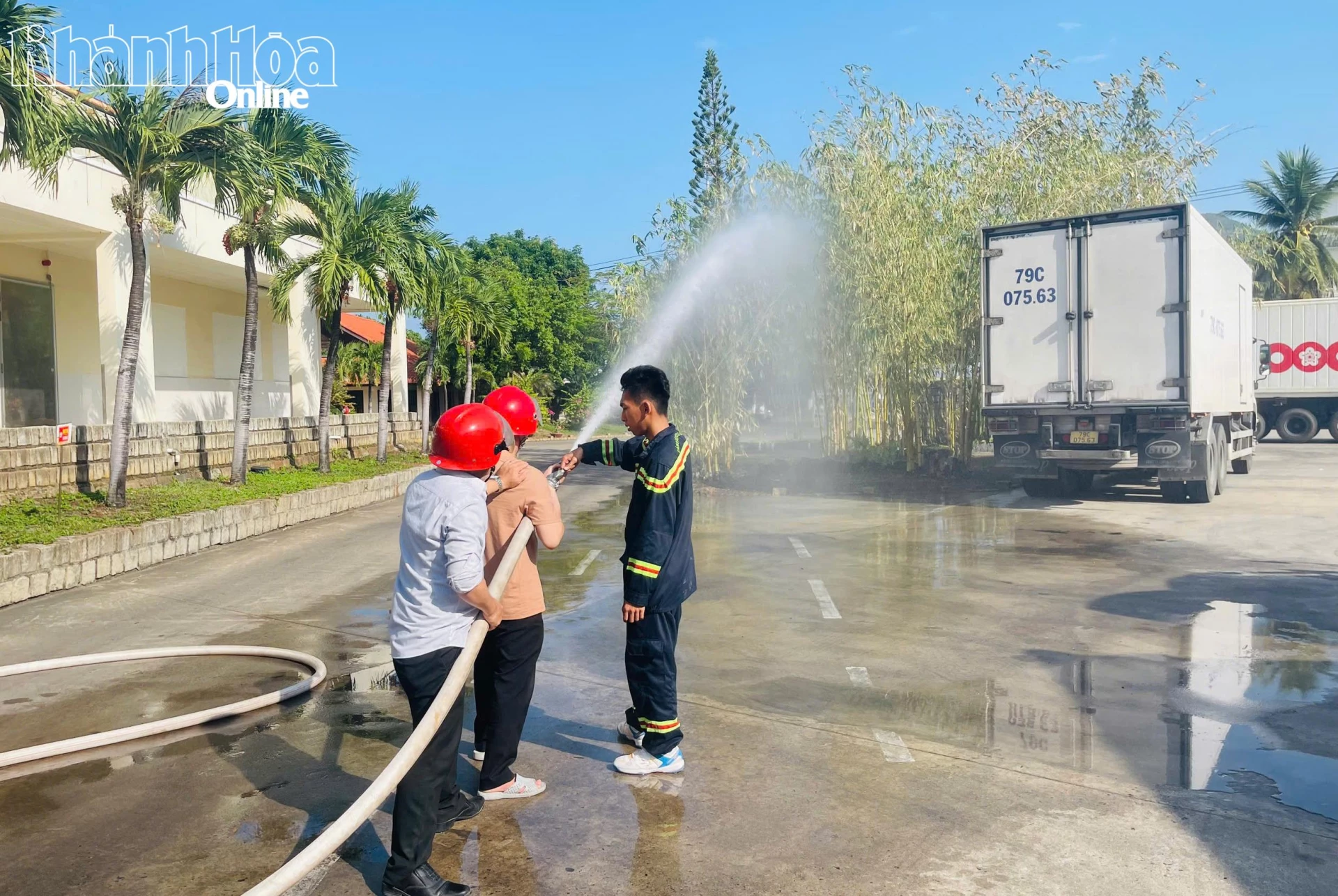 Chiến sĩ chữa cháy hướng dẫn kỹ năng sử dụng lăng chữa cháy để dập lửa cho các học viên.