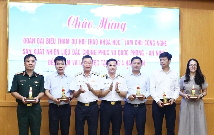 Bộ Tư lệnh Vùng 4 Hải quân tặng quà lưu niệm đoàn đại biểu.