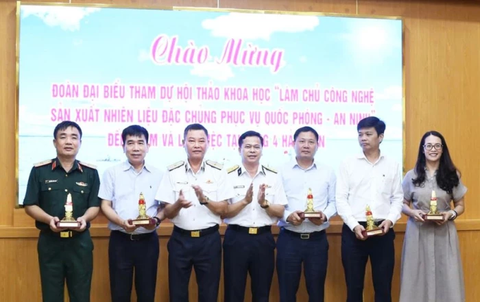 Đoàn đại biểu dự hội thảo khoa học về nhiên liệu đặc chủng thăm, làm việc tại Vùng 4 Hải quân