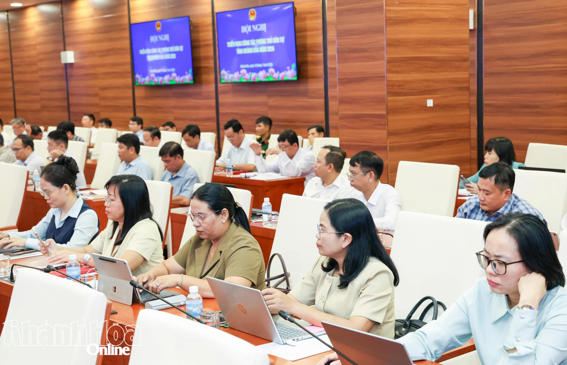 Lãnh đạo các xã phường tham dự hội nghị.