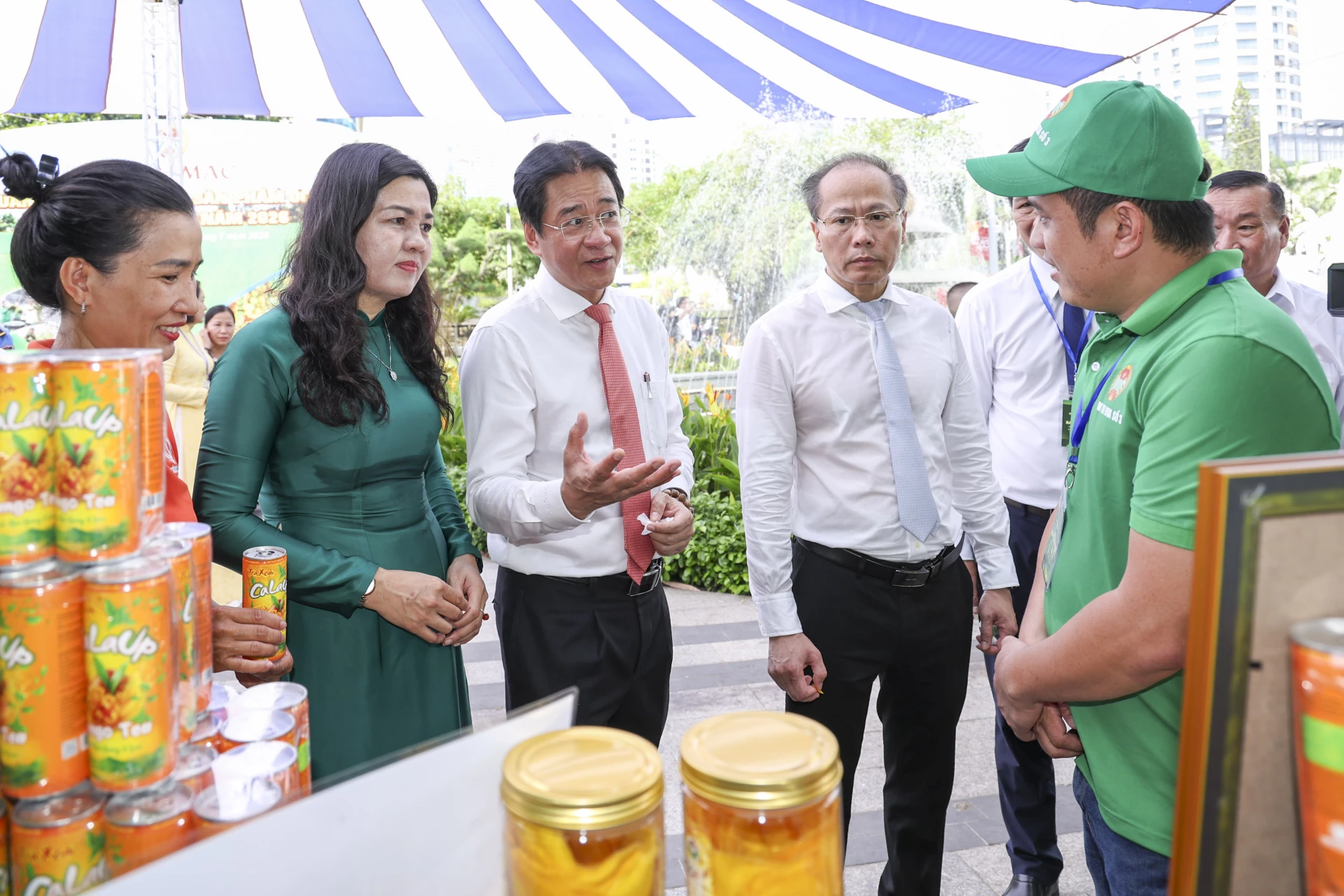 Các đồng chí: Nguyễn Khắc Hà, Phó Bí thư Tỉnh ủy, Chủ tịch Ủy ban MTTQ Việt Nam tỉnh và Nguyễn Long Biên, Phó Chủ tịch Thương trực UBND tỉnh tham quan gian hàng xoài của xã Cam Lâm tham gia Tuần lễ.
