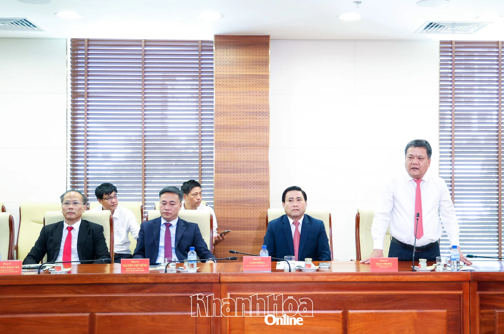 Đồng chí Trần Phong phát biểu tại hội nghị.