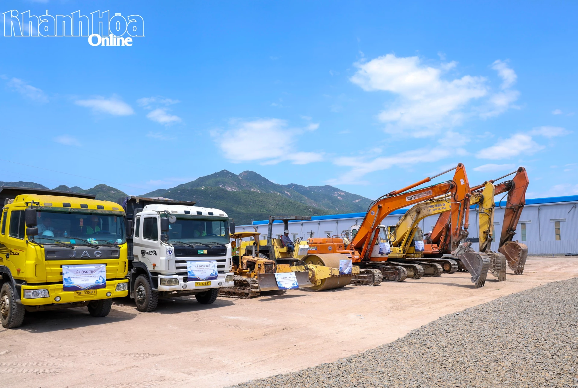 Phương tiện cơ giới sẵn sàng thực hiện dự án.