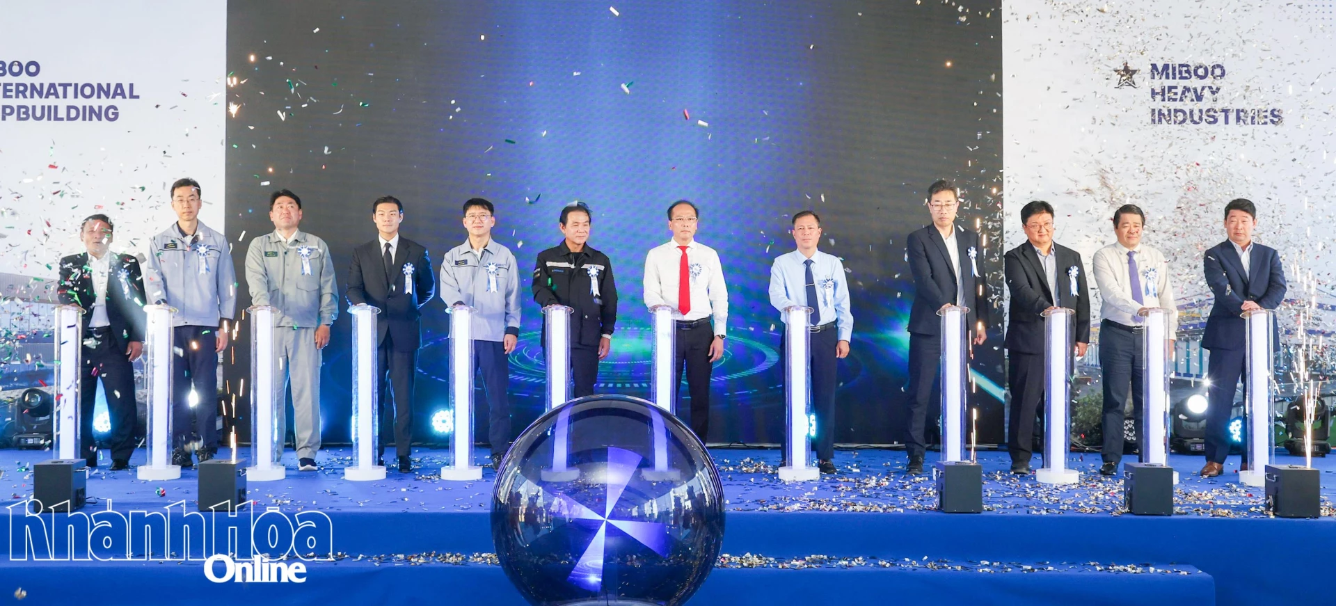 Các đại biểu thực hiện nghi thức động thổ.