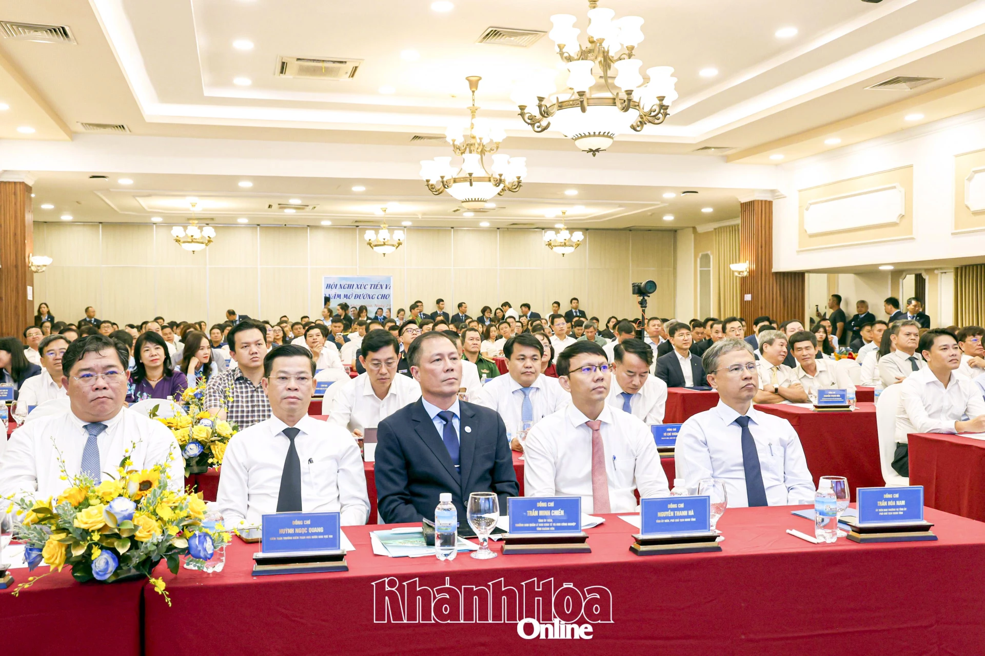 Các đồng chí lãnh đạo tỉnh, đại biểu tham dự lễ kỷ niệm.