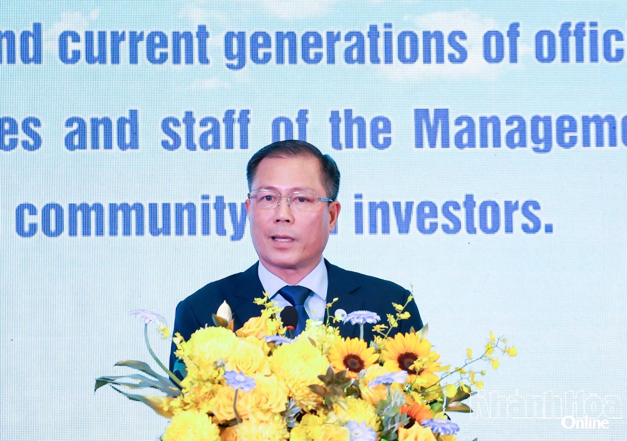 Ông Trần Minh Chiến, Trưởng Ban Quản lý Khu kinh tế và Khu công nghiệp tỉnh trình bày diễn văn kỷ niệm.
