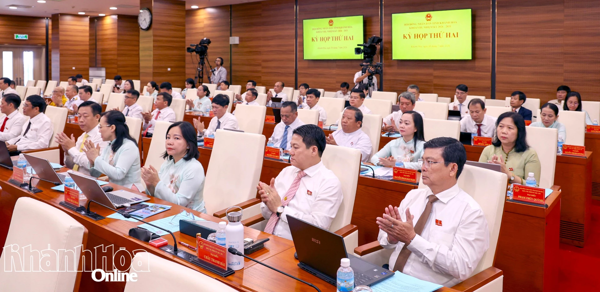 Các đại biểu tham dự kỳ họp.
