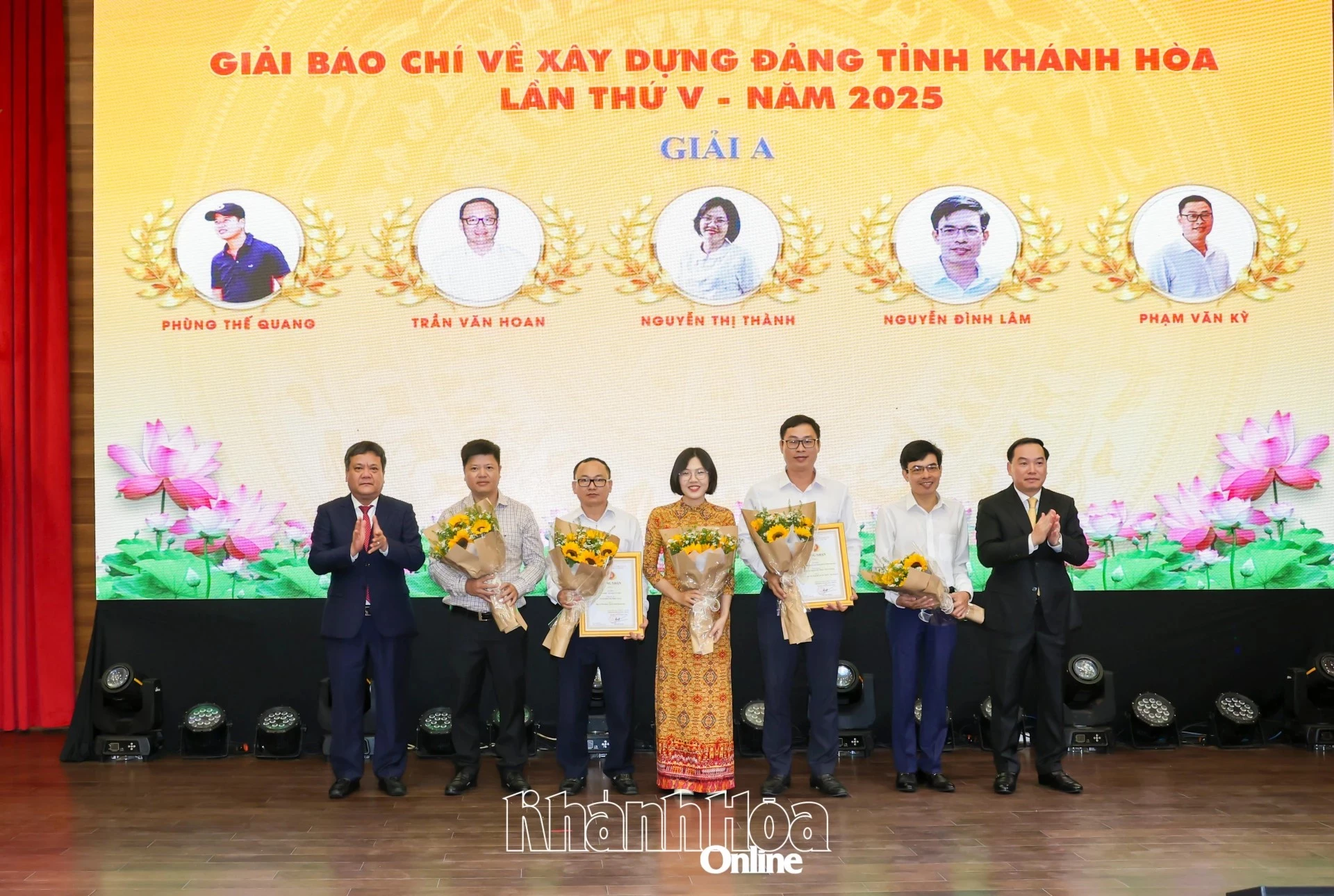 Đồng chí Trần Phong và đồng chí Hồ Xuân Trường trao giải A cho các tác giả, nhóm tác giả. Ảnh: C.ĐỊNH