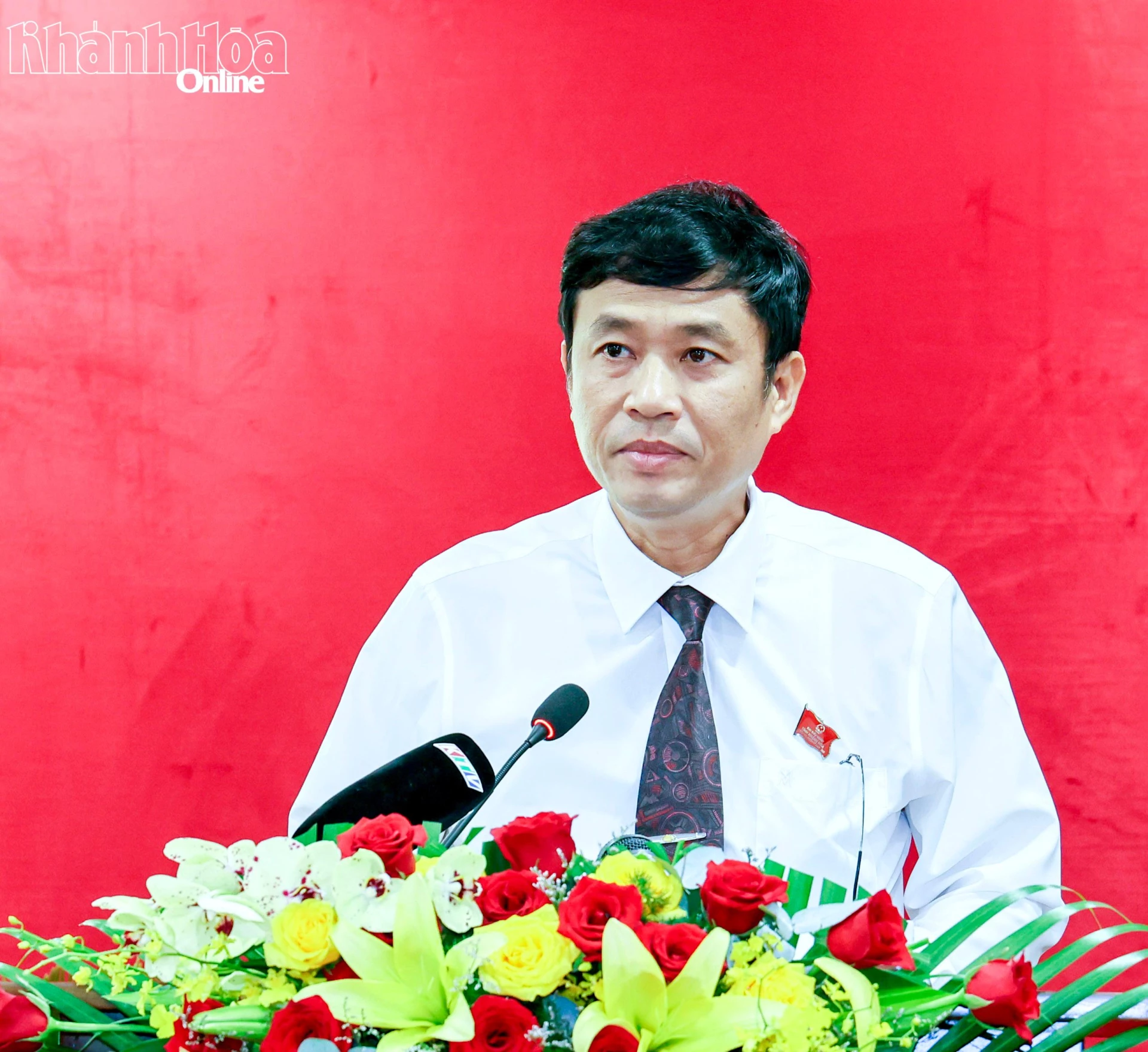 Ông Bùi Thanh Bình - Trưởng Ban Kinh tế Ngân sách HĐND tỉnh trình bày báo cáo thẩm tra.