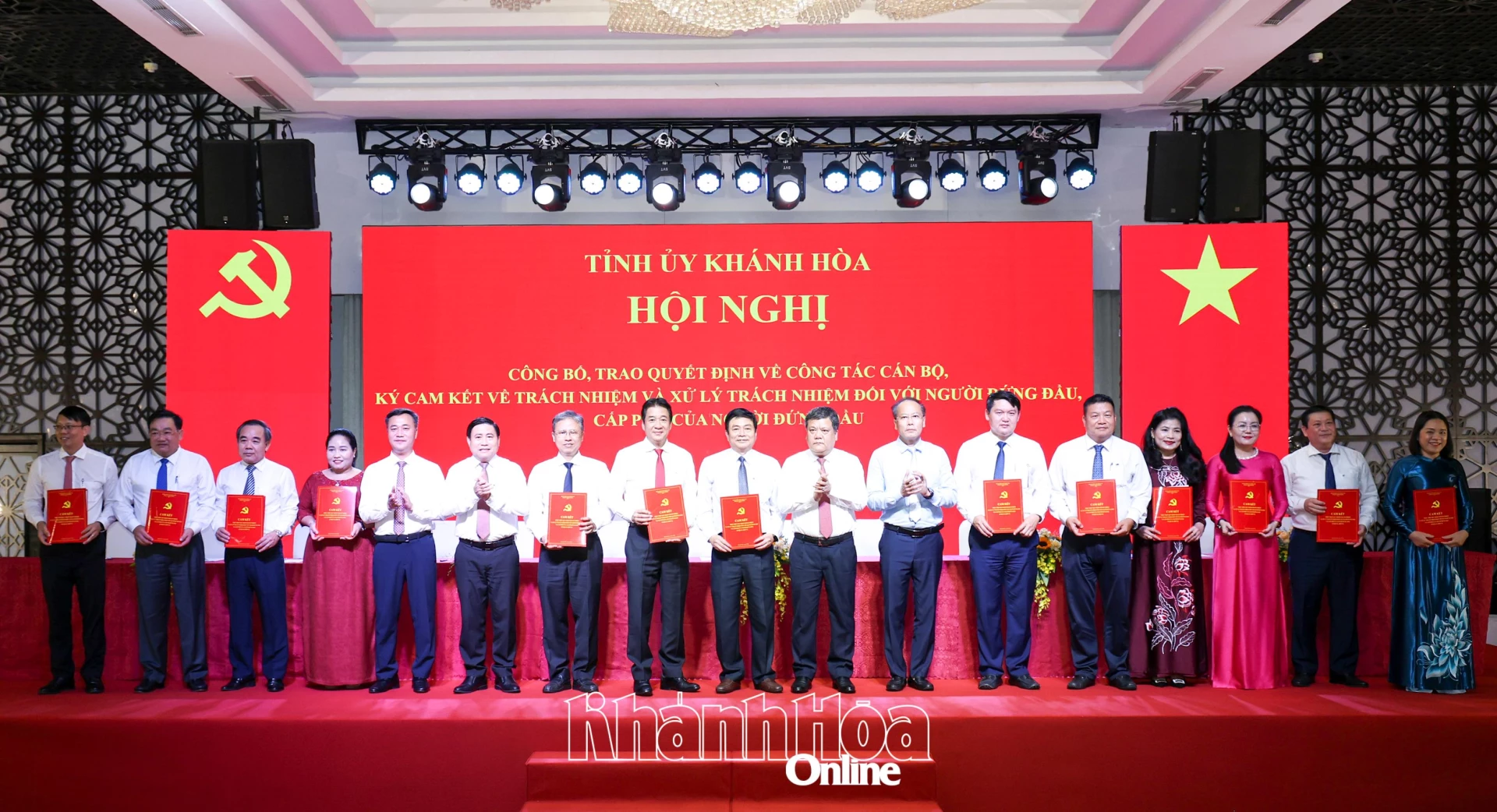Thường trực Tỉnh ủy chúc mừng các đồng chí Ủy viên Ban Thường vụ Tỉnh ủy, lãnh đạo Đoàn Đại biểu Quốc hội tỉnh, HĐND, UBND, Ủy ban MTTQ Việt Nam tỉnh. 