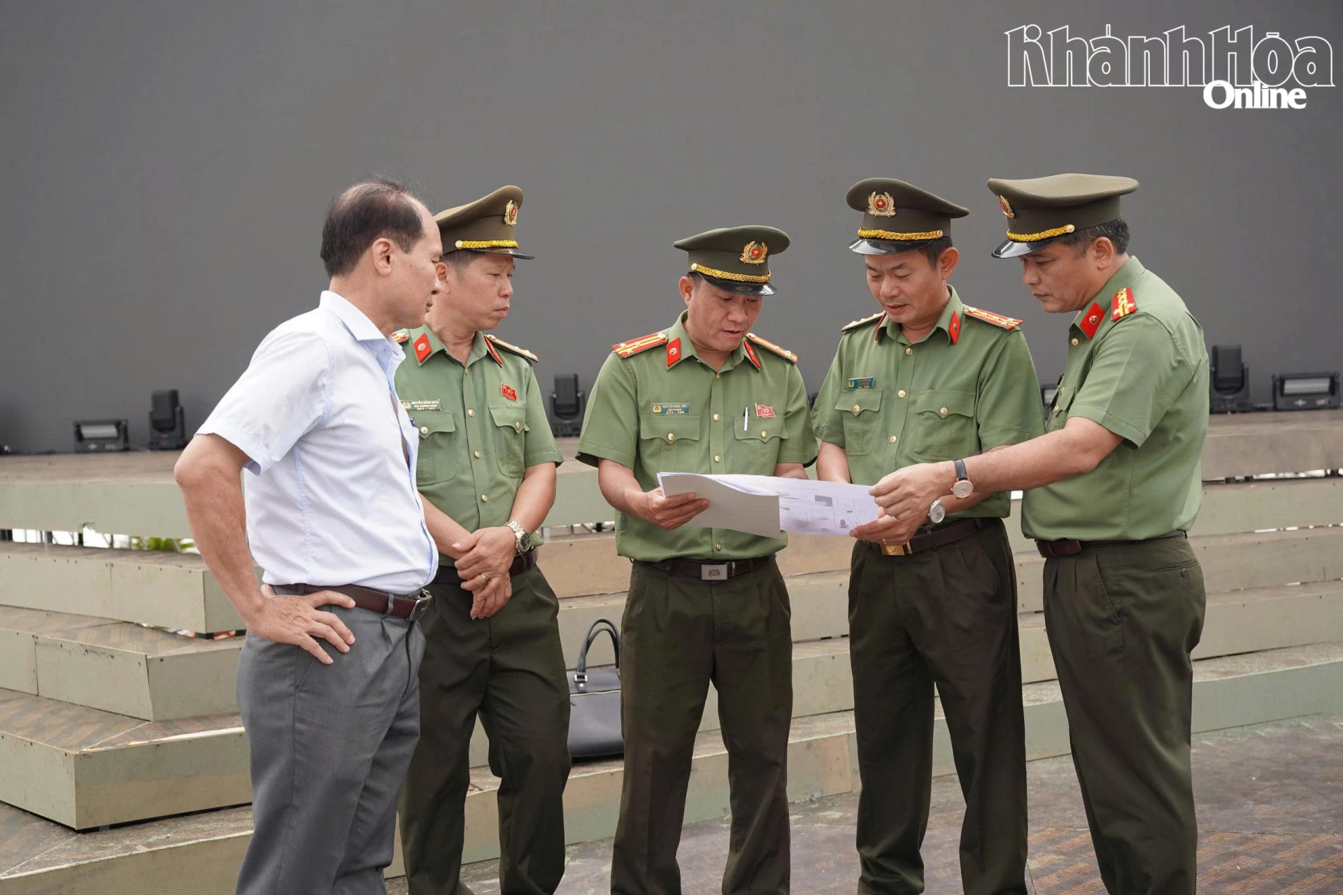 Đại tá Phạm Anh Tuấn kiểm tra công tác chuẩn bị tại khu vực Quảng trường 2 Tháng 4.