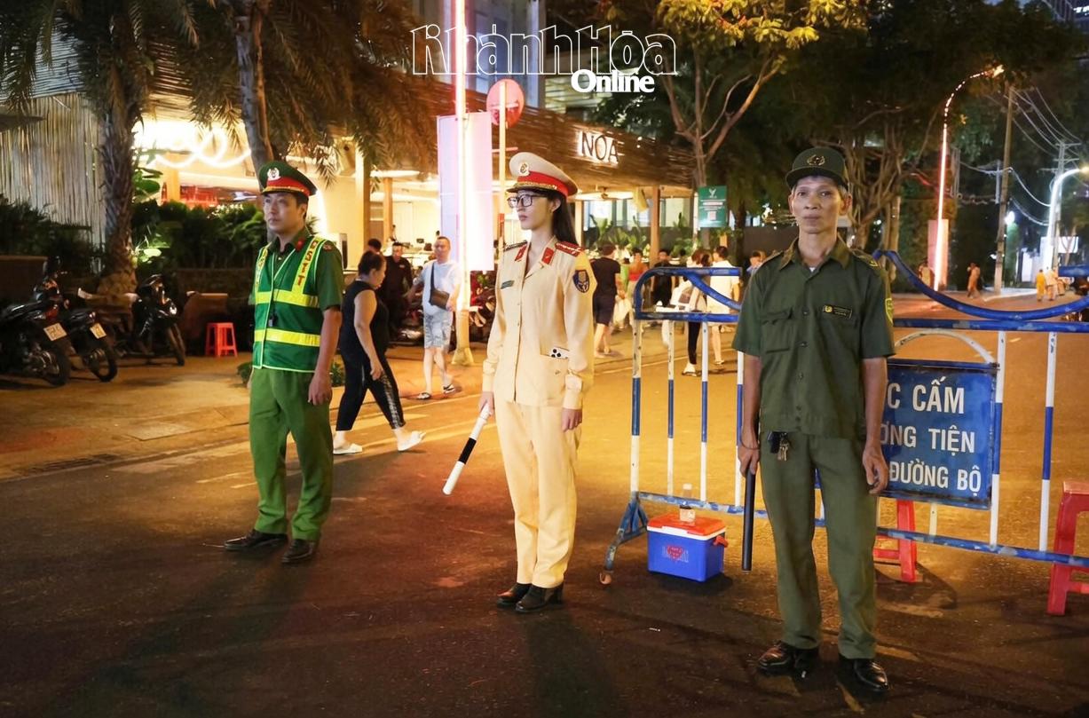 Lực lượng chức năng tiến hành chốt chặn, phân luồng giao thông tại một số cung đường trung tâm Nha Trang.
