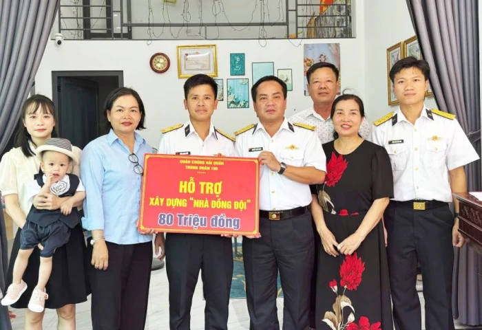 Trung đoàn 196 Hải quân bàn giao kinh phí hỗ trợ xây dựng Nhà đồng đội