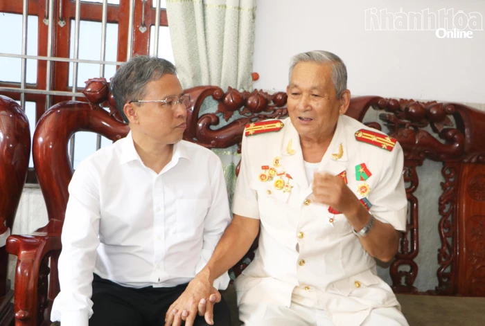Phó Chủ tịch UBND tỉnh Trần Hòa Nam thăm, tặng quà gia đình có công với cách mạng tại phường Cam Linh
