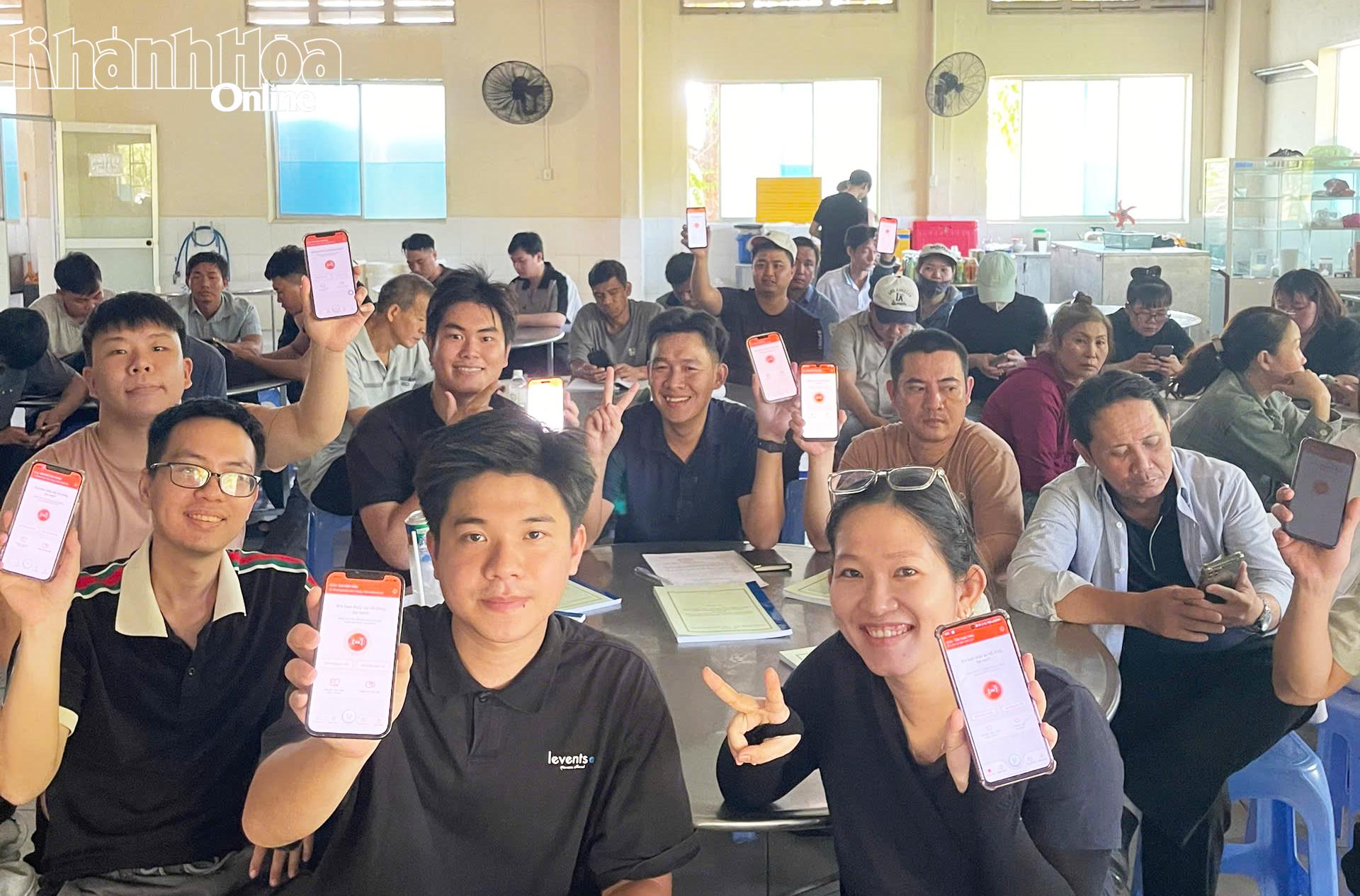 Cán bộ, nhân viên, người lao động công ty được hướng dẫn cài đặt ứng dụng Báo cháy 114.