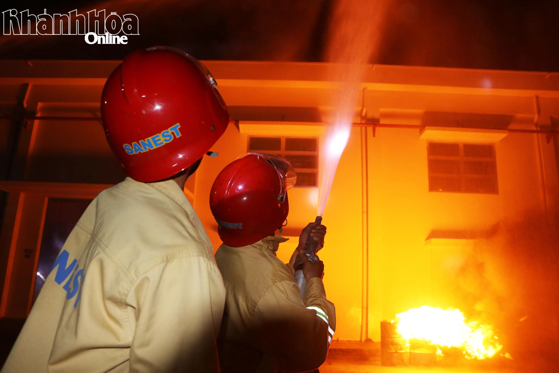 Lực lượng chữa cháy tại chỗ sử dụng vòi chữa cháy dập lửa.