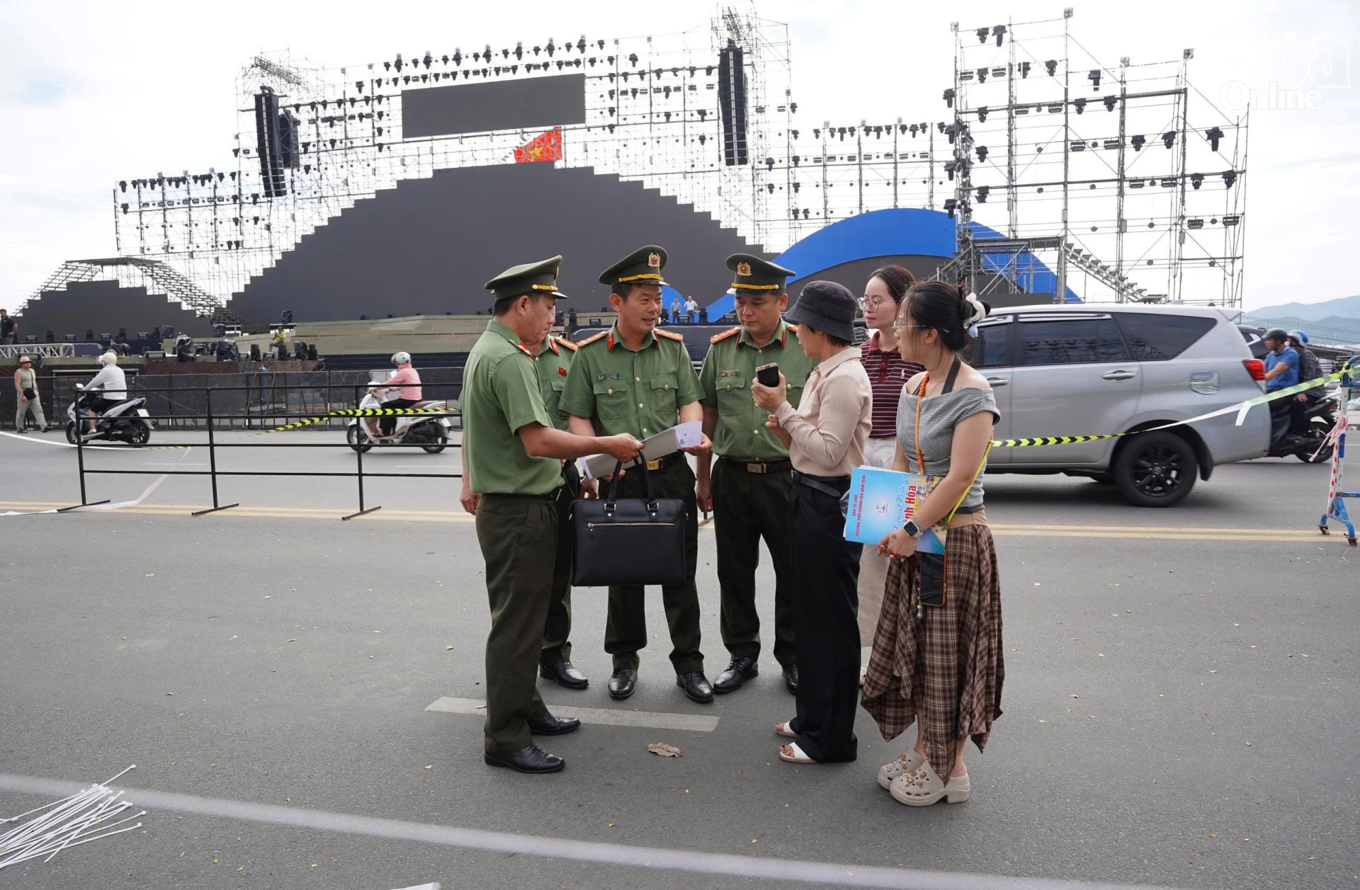 Phó Giám đốc Công an tỉnh Phạm Anh Tuấn kiểm tra công tác đảm bảo an ninh trật tự, trật tự an toàn giao thông tại khu vực Quảng trường 2 Tháng 4.