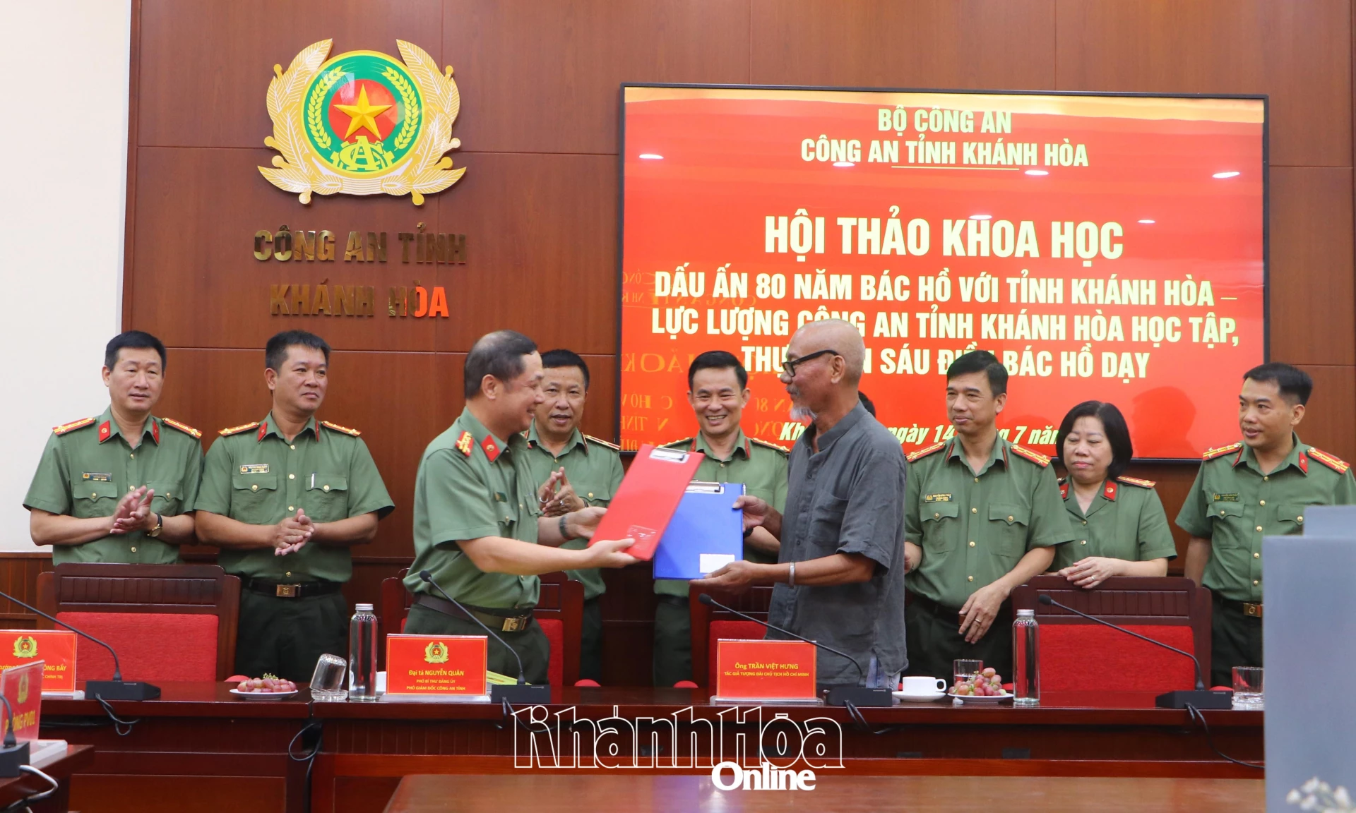 Công an tỉnh Khánh Hòa ký kết biên bản thỏa thuận với nhà điêu khắc Trần Việt Hưng về việc Công an tỉnh sử dụng nguyên bản tượng Bác Hồ tại Công viên 18-10 để xây dựng tượng tại trụ sở mới.