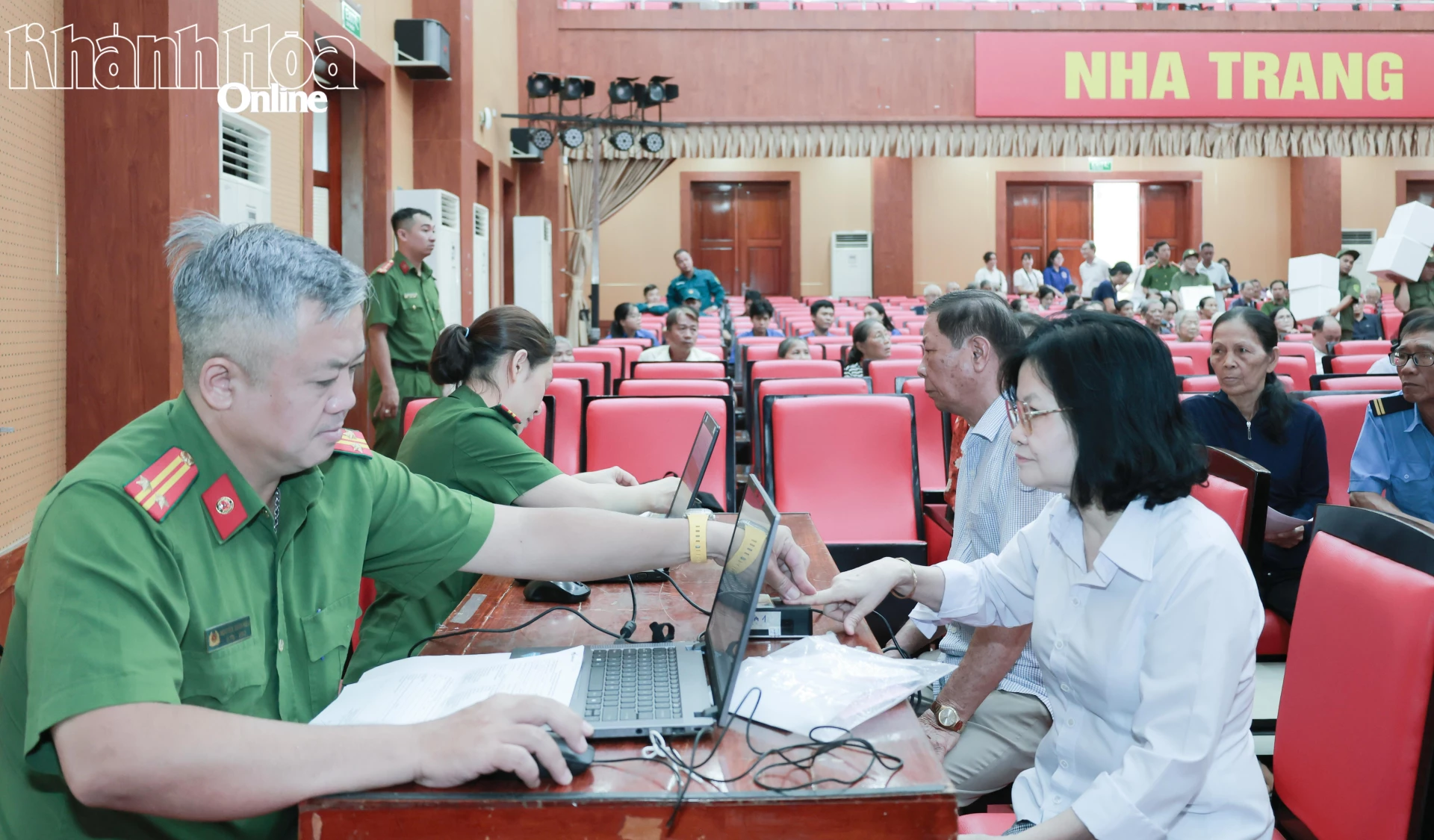 Thân nhân liệt sĩ thực hiện quy trình xác thực danh tính trước khi được lấy mẫu ADN.