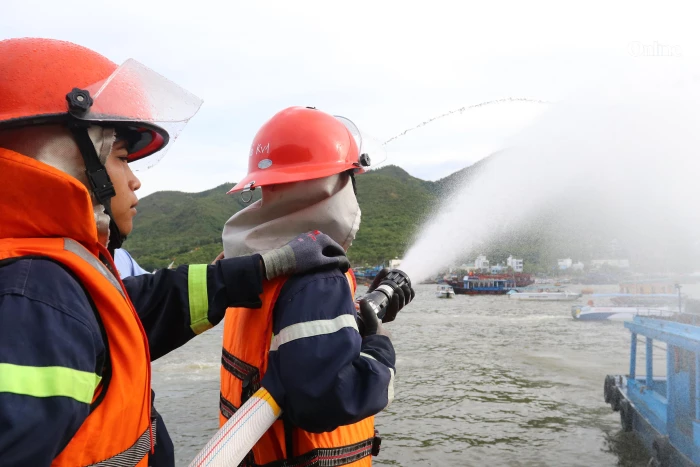 Hơn 100 người tham gia thực tập phương án phòng cháy, chữa cháy tại Bến tàu du lịch Nha Trang