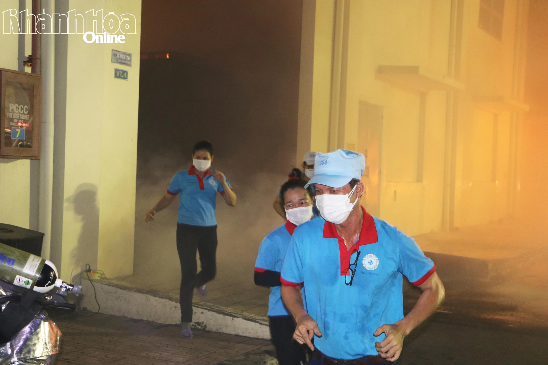 Người lao động nhanh chóng thoát ra ngoài an toàn.