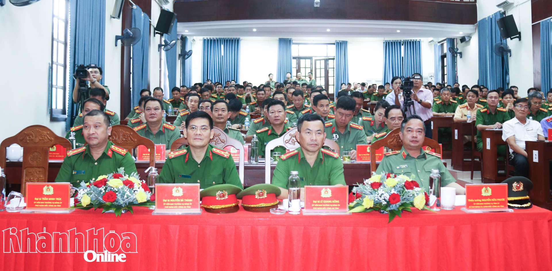 Thiếu tướng Nguyễn Hữu Phước cùng các đồng chí lãnh đạo Công an tỉnh dự hội nghị.