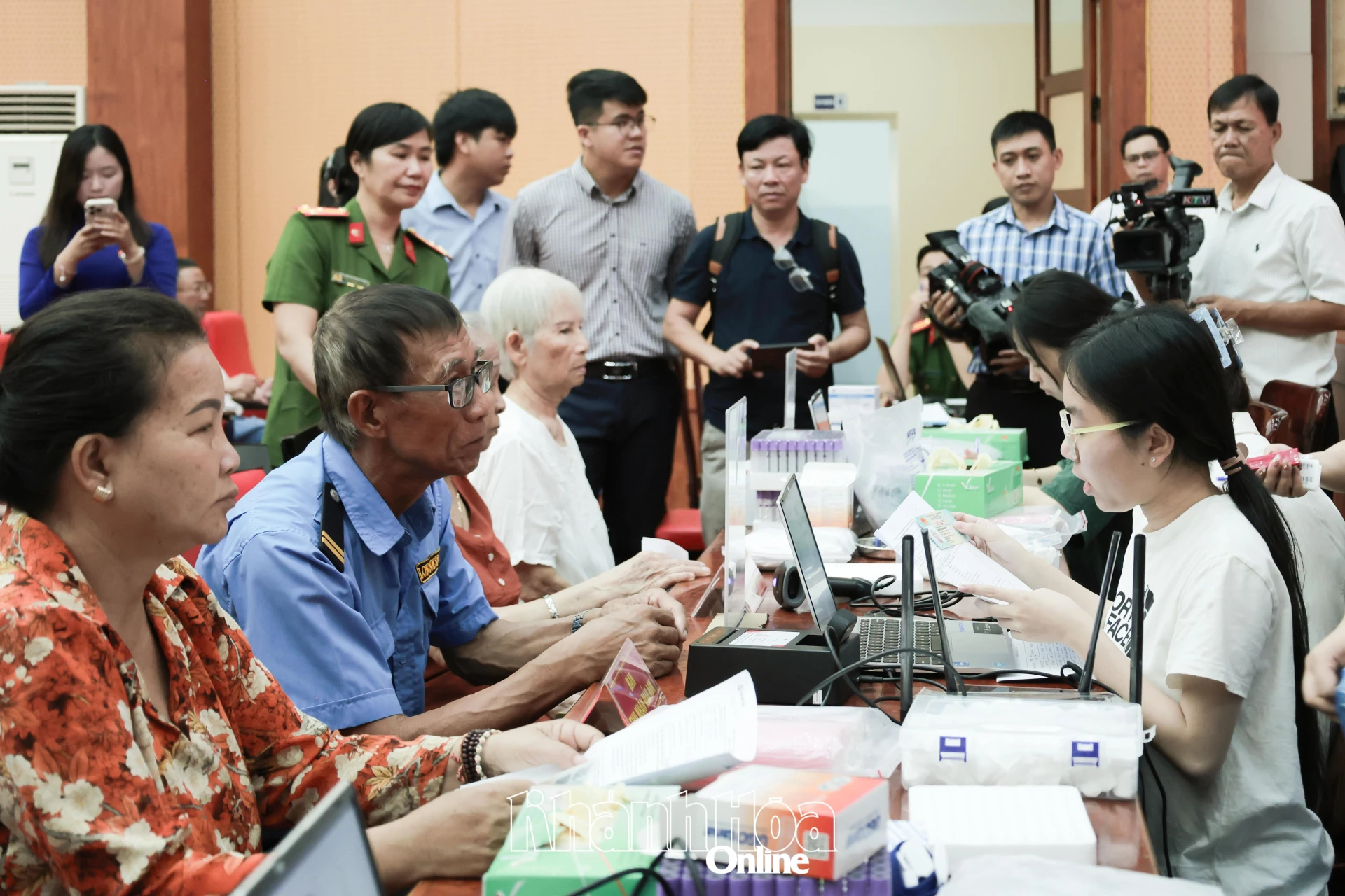 Rất đông thân nhân liệt sĩ chờ lấy mẫu ADN.