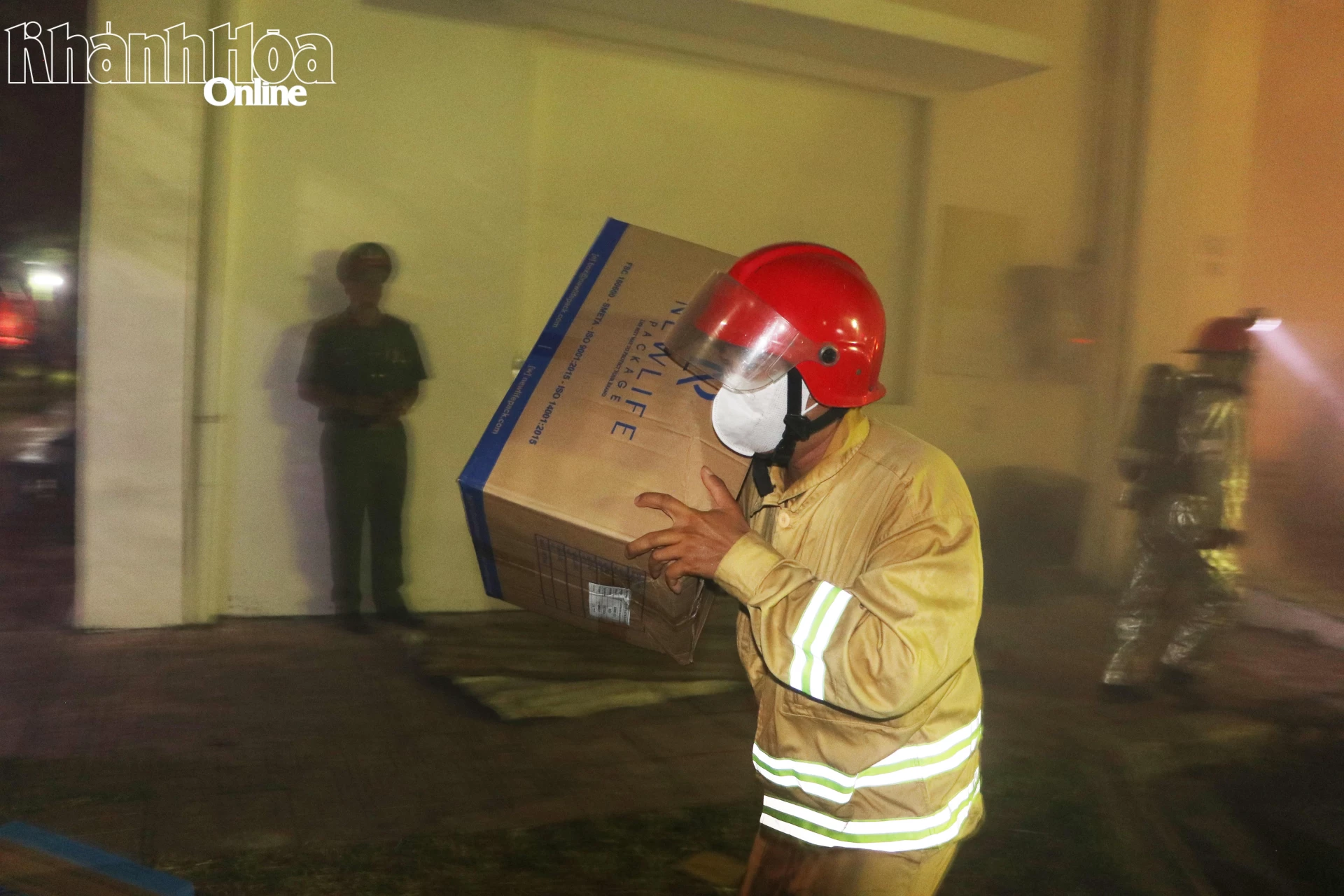 Lực lượng chữa cháy tại chỗ tham gia cứu tài sản.