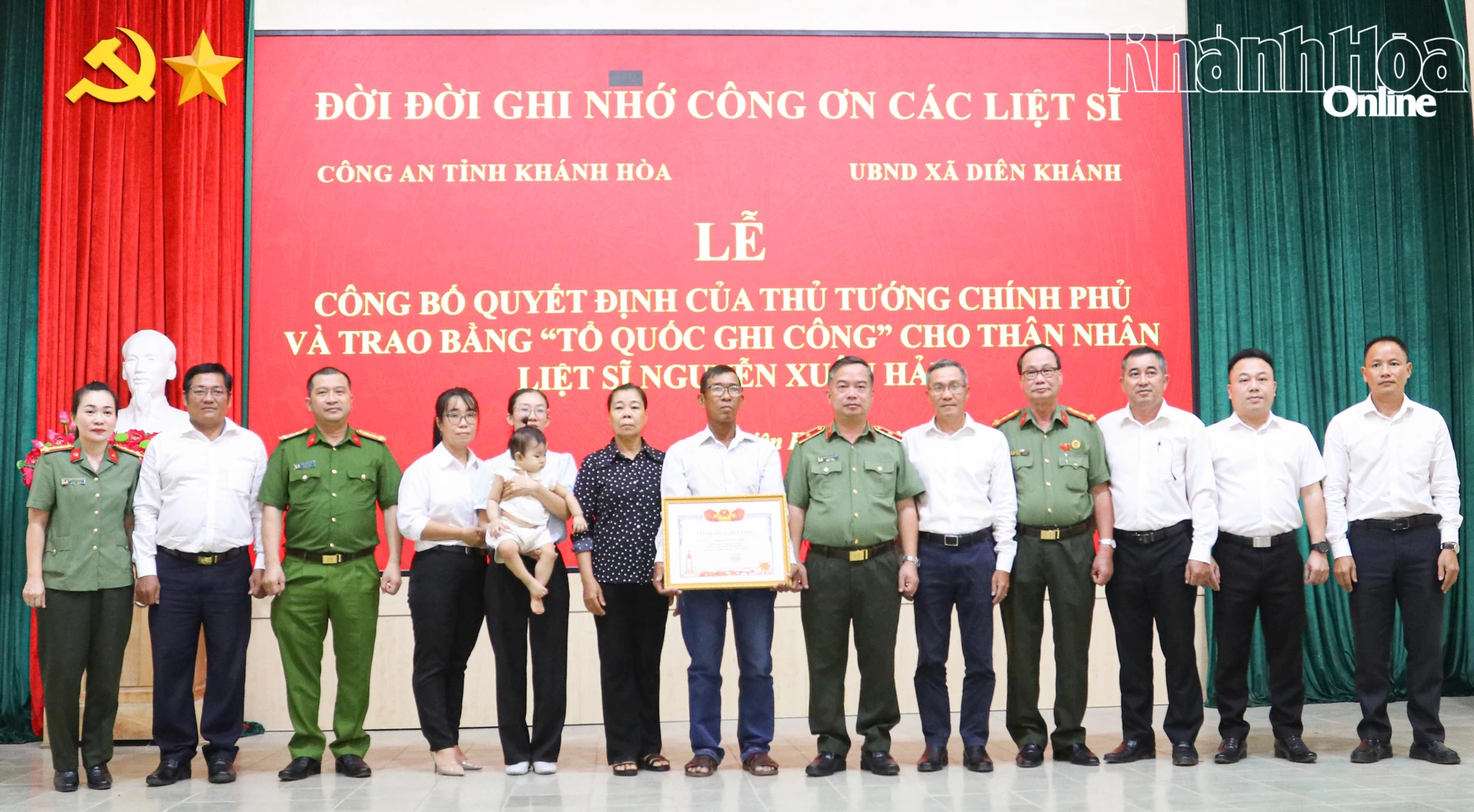 Lãnh đạo xã Diên Khánh trao quà cho thân nhân liệt sĩ Nguyễn Xuân Hải.
