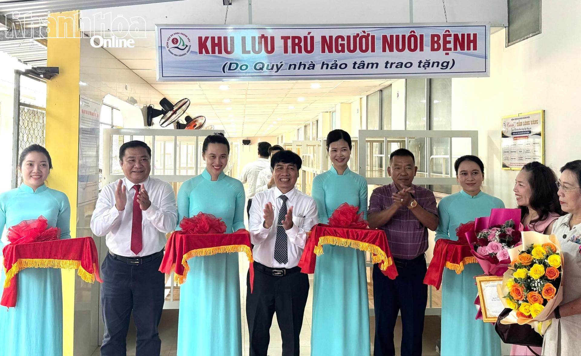 Lãnh đạo Sở Y tế, Bệnh viện Đa khoa Khánh Hòa và mạnh thường quân cắt băng khánh thành khu lưu trú.