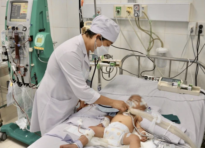 Bệnh viện Đa khoa Ninh Thuận cứu sống bệnh nhi mắc bệnh tay chân miệng độ 4 nguy kịch
