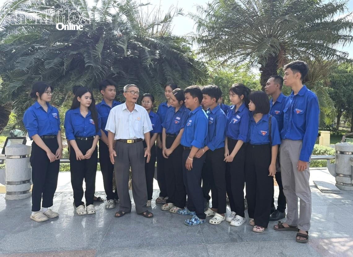 Ông Nguyễn Ngọc Cẩm với các đoàn viên, thanh niên về truyền thống cách mạng của quê hương.