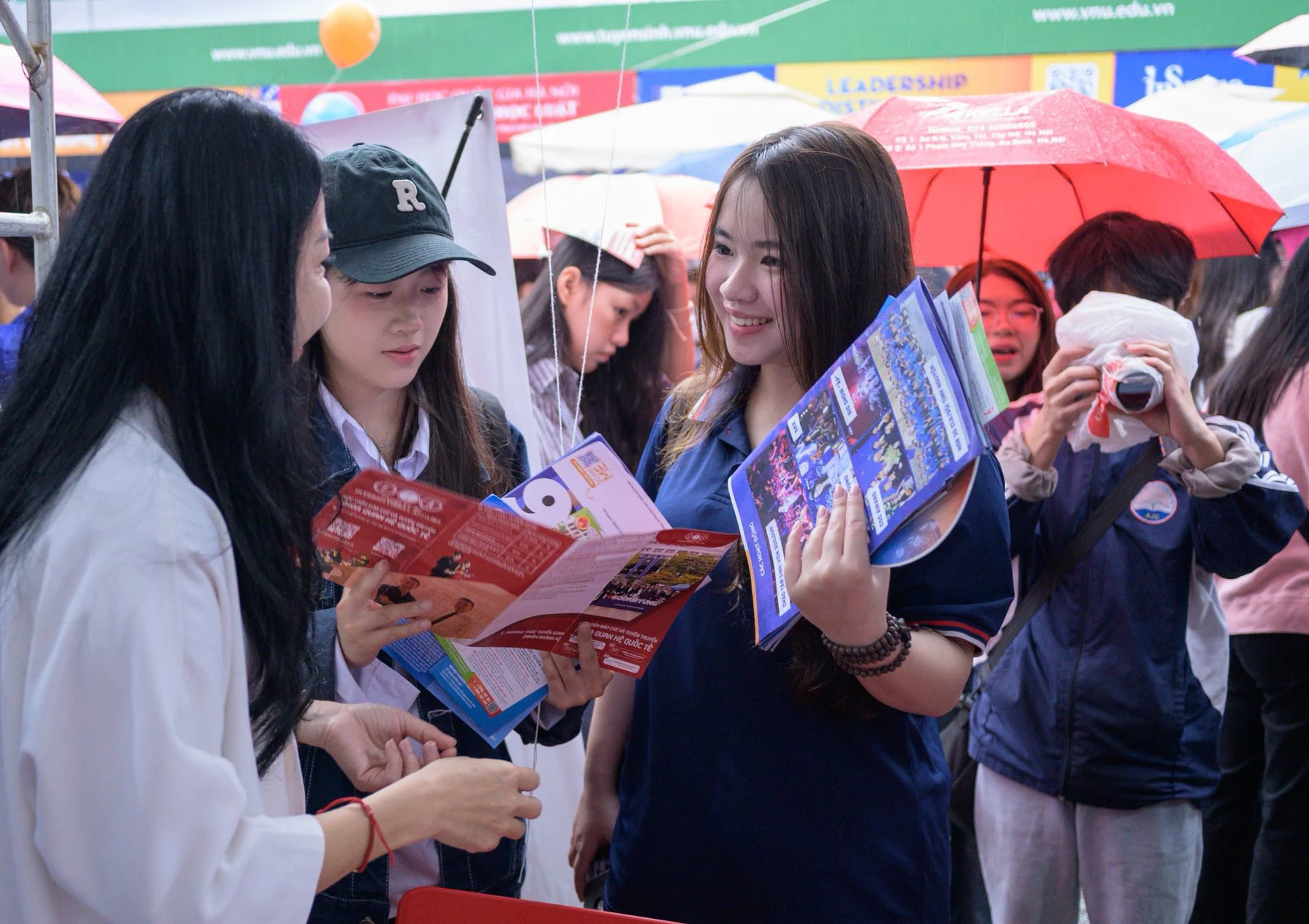 Sinh viên tìm hiểu nghề nghiệp tại Ngày hội tư vấn tuyển sinh - Hướng nghiệp Học viện Báo chí và Tuyên truyền năm 2026_Ảnh: ajc.edu.vn