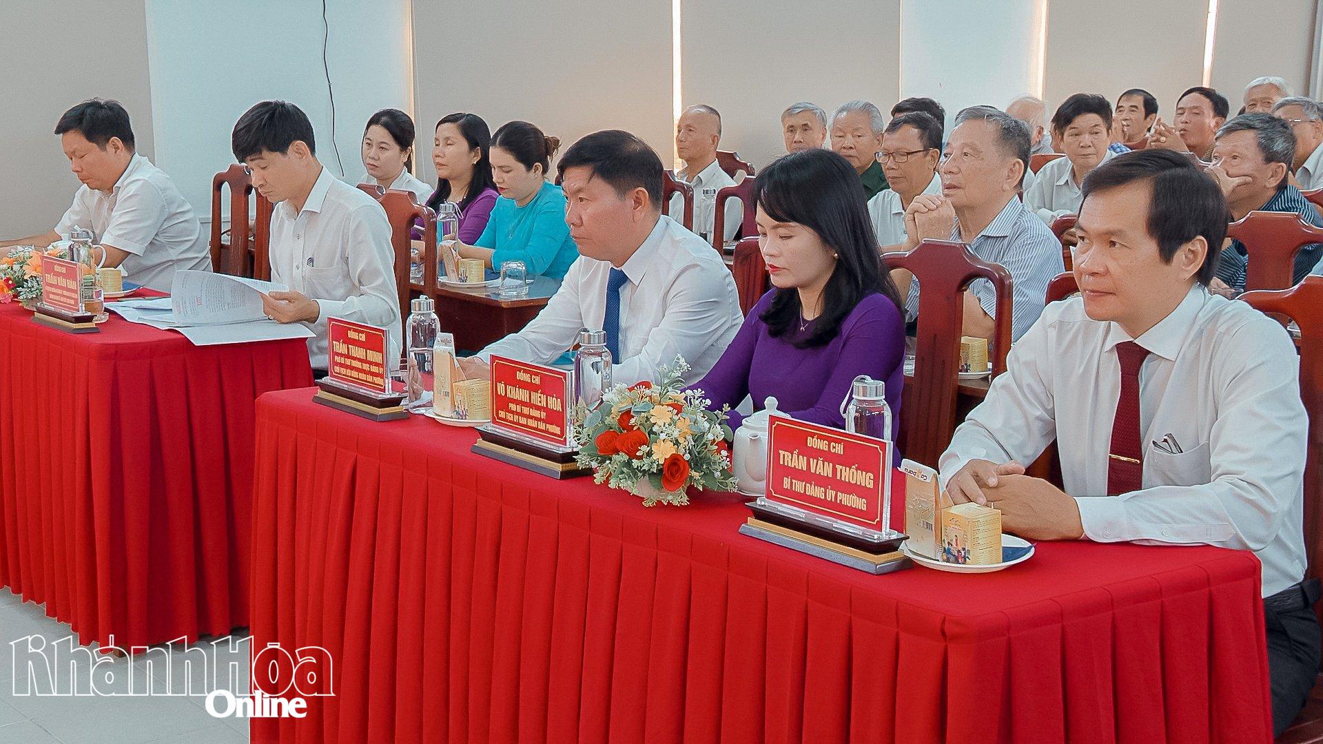 Các đại biểu tham dự buổi họp mặt.