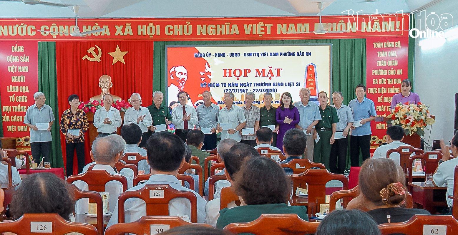 Lãnh đạo phường trao quà cho các thương binh, bệnh binh và gia đình liệt sĩ trên địa bàn.