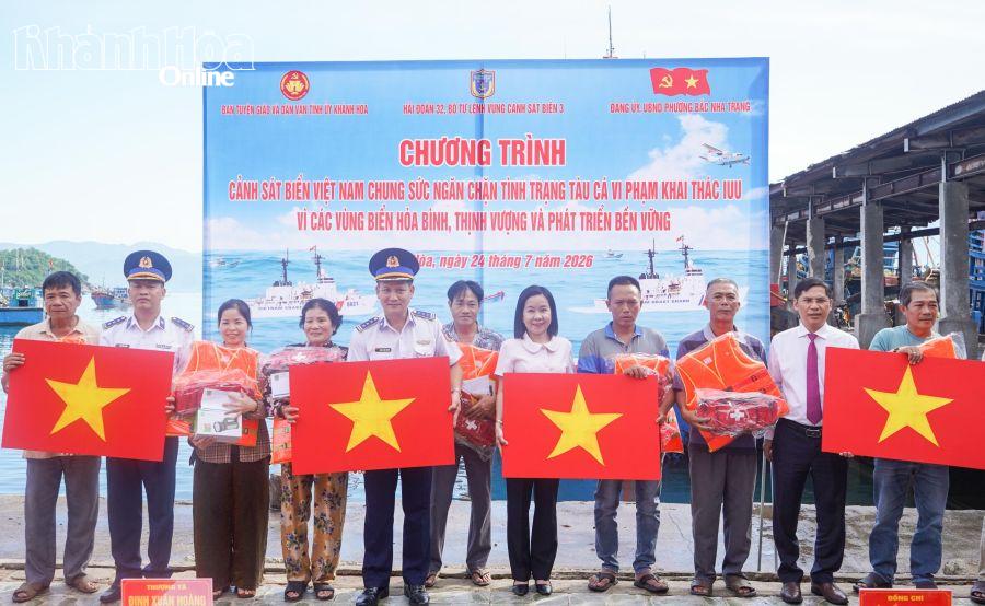 Đại diện các đơn vị tặng quà cho các chủ tàu đánh bắt xa bờ.