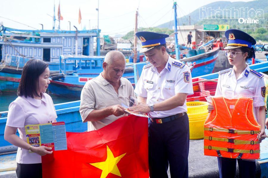 Đại diện các đơn vị thăm và tặng quà cho ngư dân.