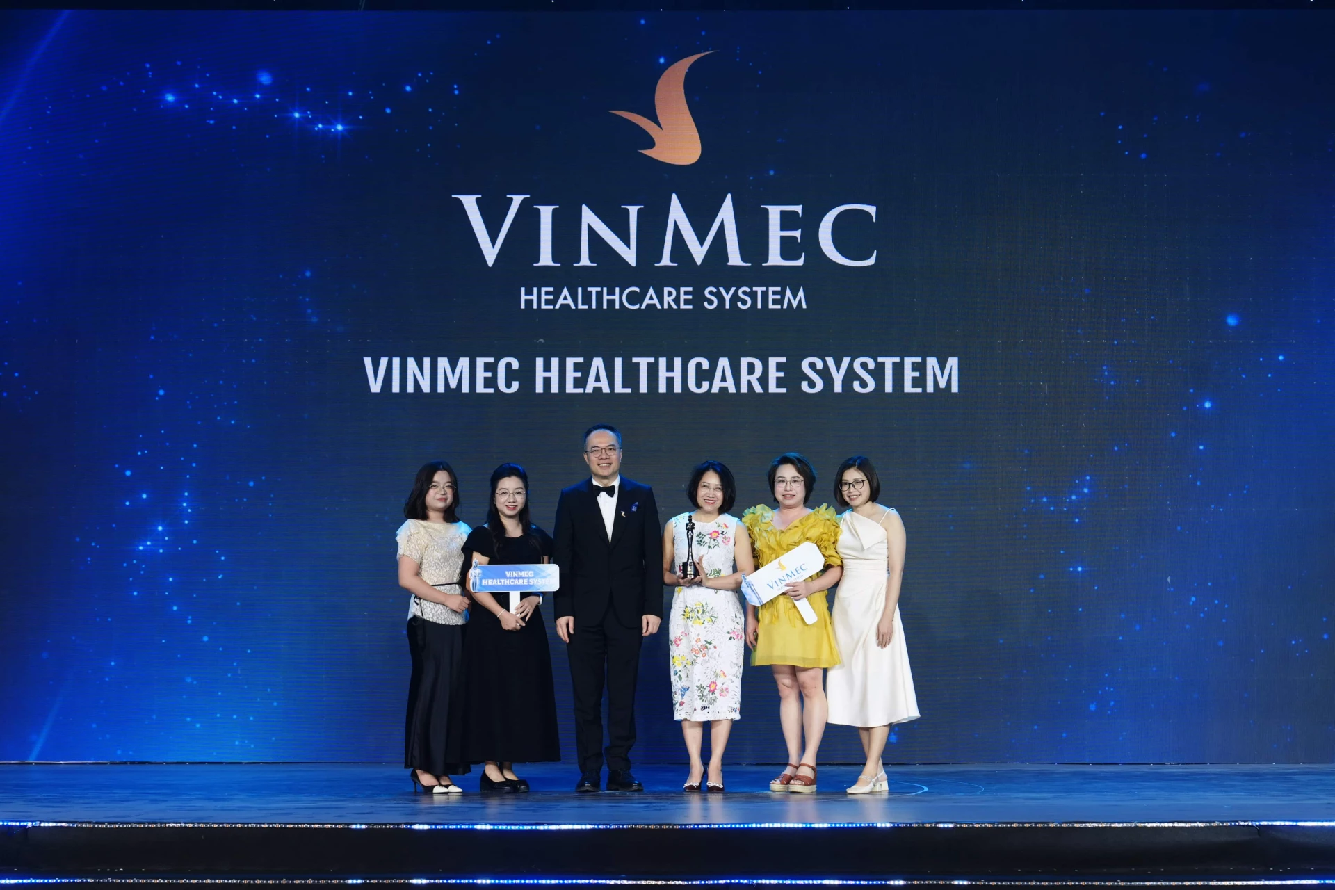 Đại diện Hệ thống Y tế Vinmec nhận danh hiệu Best Companies to Work for in Asia 2026 tại lễ trao giải HR Asia Awards 2026 diễn ra tối ngày 9/7/2026.