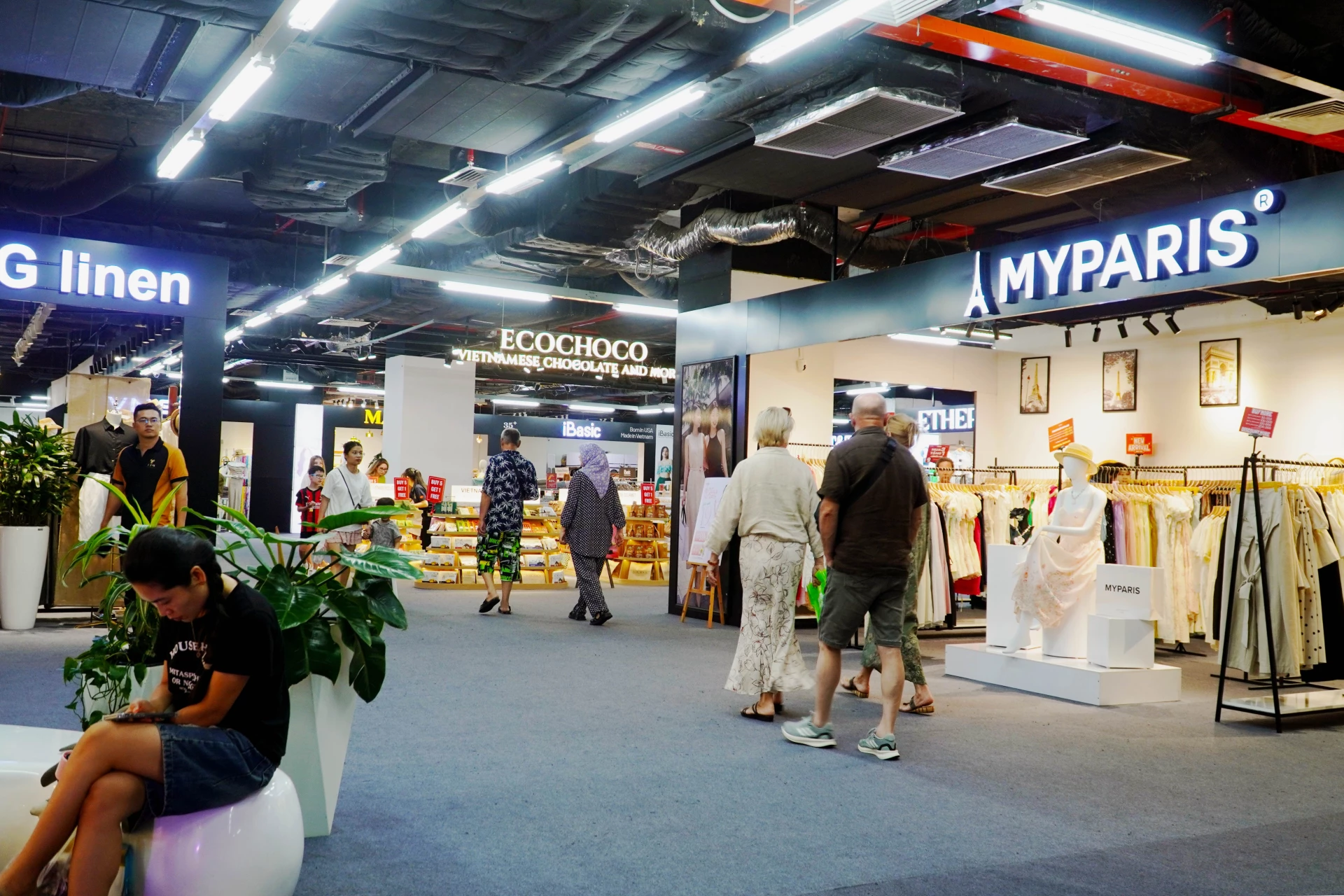 Mega Sale – Tourist Zone được phát triển theo mô hình tích hợp nhiều ngành hàng trong cùng một không gian tại tầng 3 A&B Shopping Mall