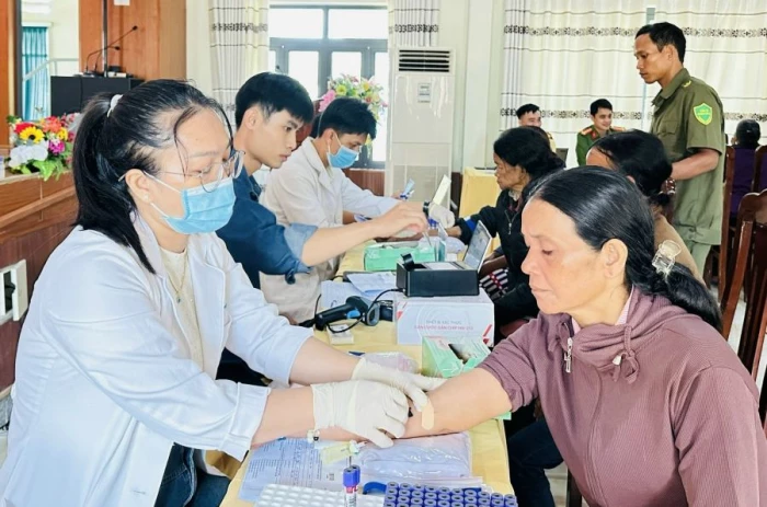 Thu nhận mẫu ADN của thân nhân liệt sĩ tại khu vực Khánh Sơn