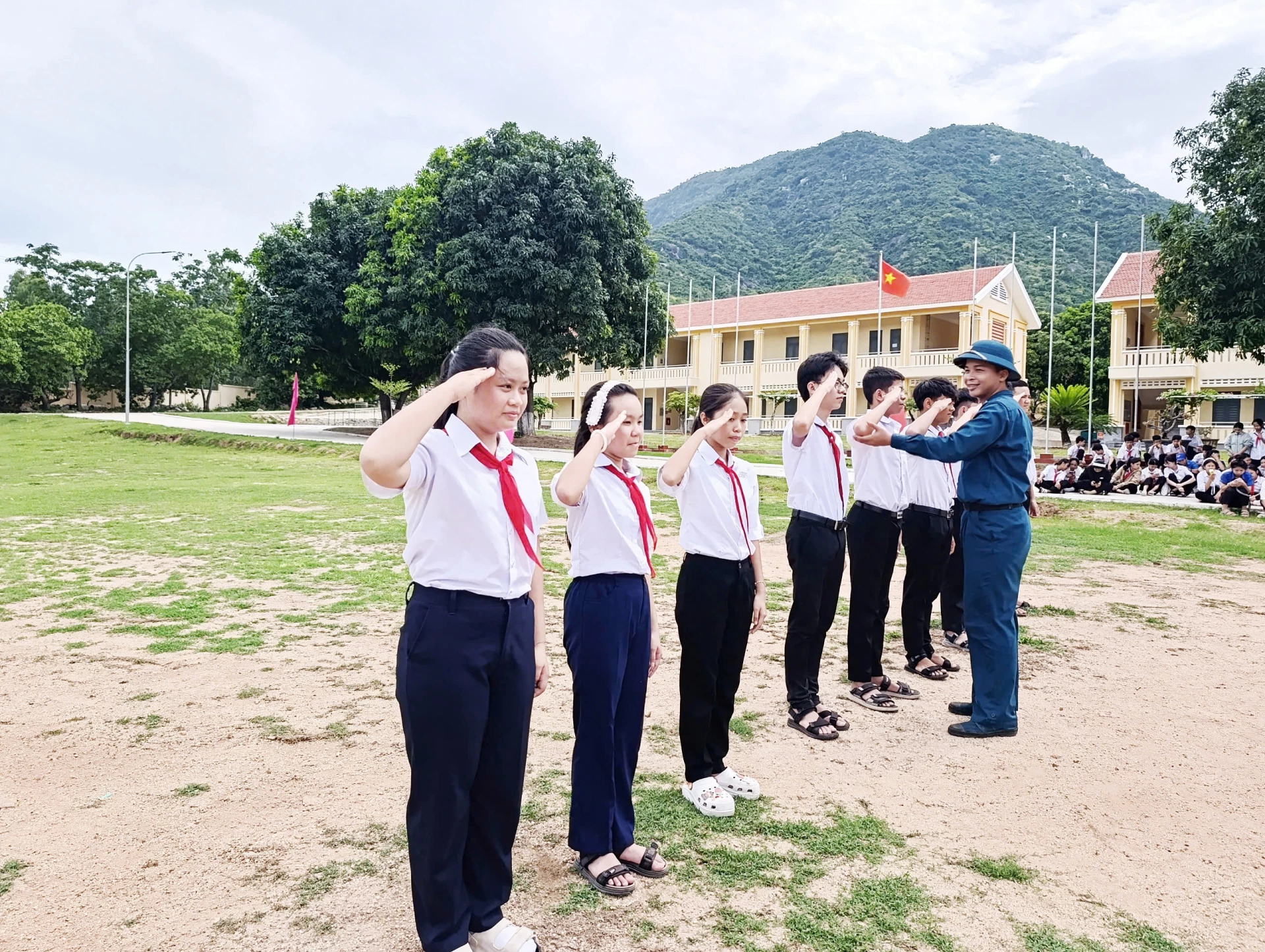 Các em học sinh trải nhiệm nội dung huấn luyện điều lệnh đội ngũ.