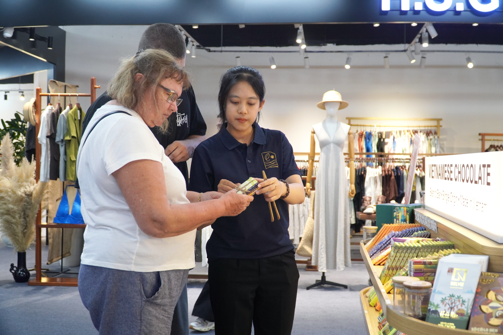 Du khách tìm hiểu sản phẩm quà tặng tại Mega Sale – Tourist Zone