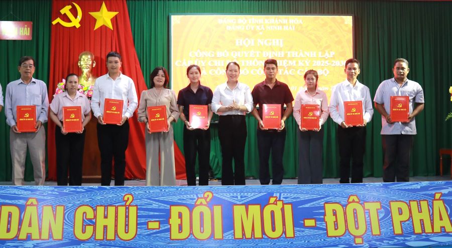 Lãnh đạo Đảng ủy xã Ninh Hải trao các quyết định về công tác cán bộ.