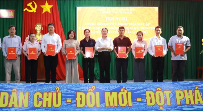 Xã Ninh Hải công bố quyết định thành lập cấp ủy, chi bộ thôn và công tác cán bộ