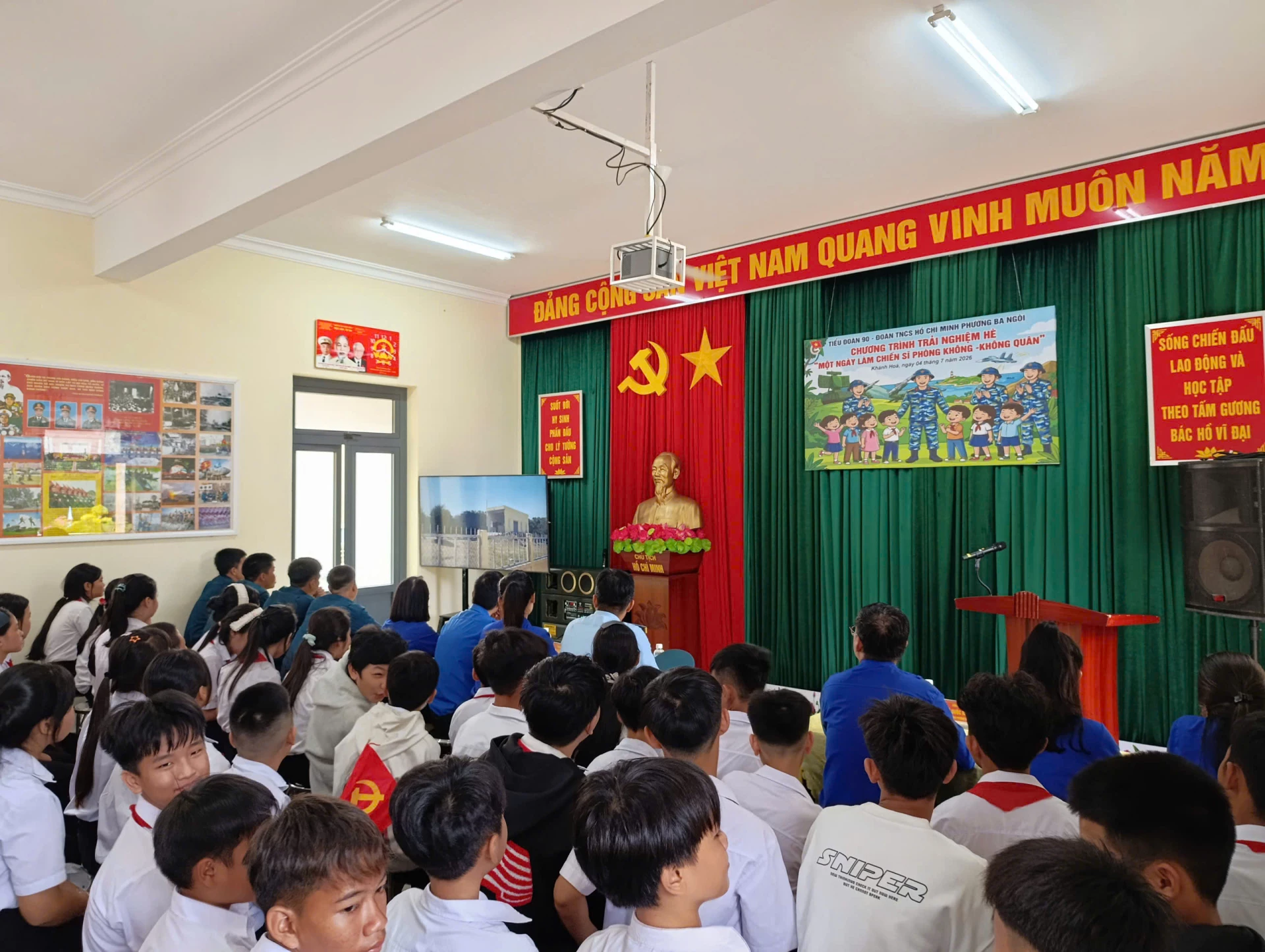Các em học sinh xem video về lịch sử, truyền thống của Trung đoàn 274.