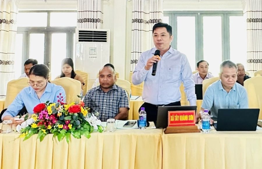 Đại diện xã Tây Khánh Sơn- đơn vị thành viên trong cụm phát biểu tại hội nghị.