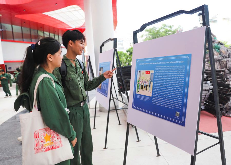 Sinh viên Trường Đại học Nha Trang tham quan các bức ảnh trưng bày tại triển lãm.